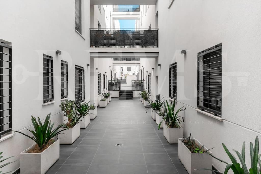 Inviting Apartment In The Center By Rems Малага Экстерьер фото
